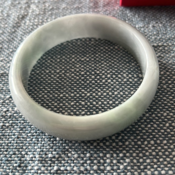 JADE BANGLE 59mm, 16 mm wide , 7.2mm thick - Picture 4 of 7